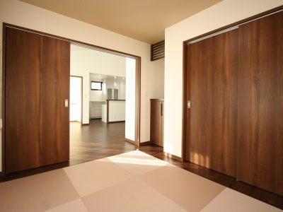 リビングに隣接した和室は、引込んである建具を閉めると個室としても利用できます。ピンク色の畳とダークブラウンの内装が、品の良い落ち着いた空間となっています。