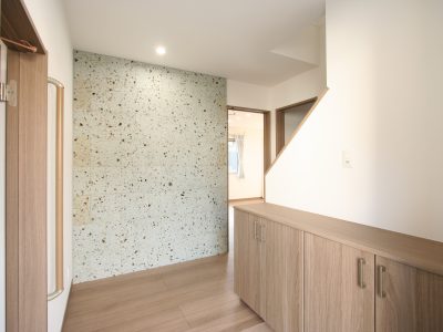 玄関ホール正面には大谷石を使用しました。