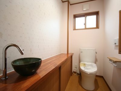 カウンター付のWC　手洗いは益子焼