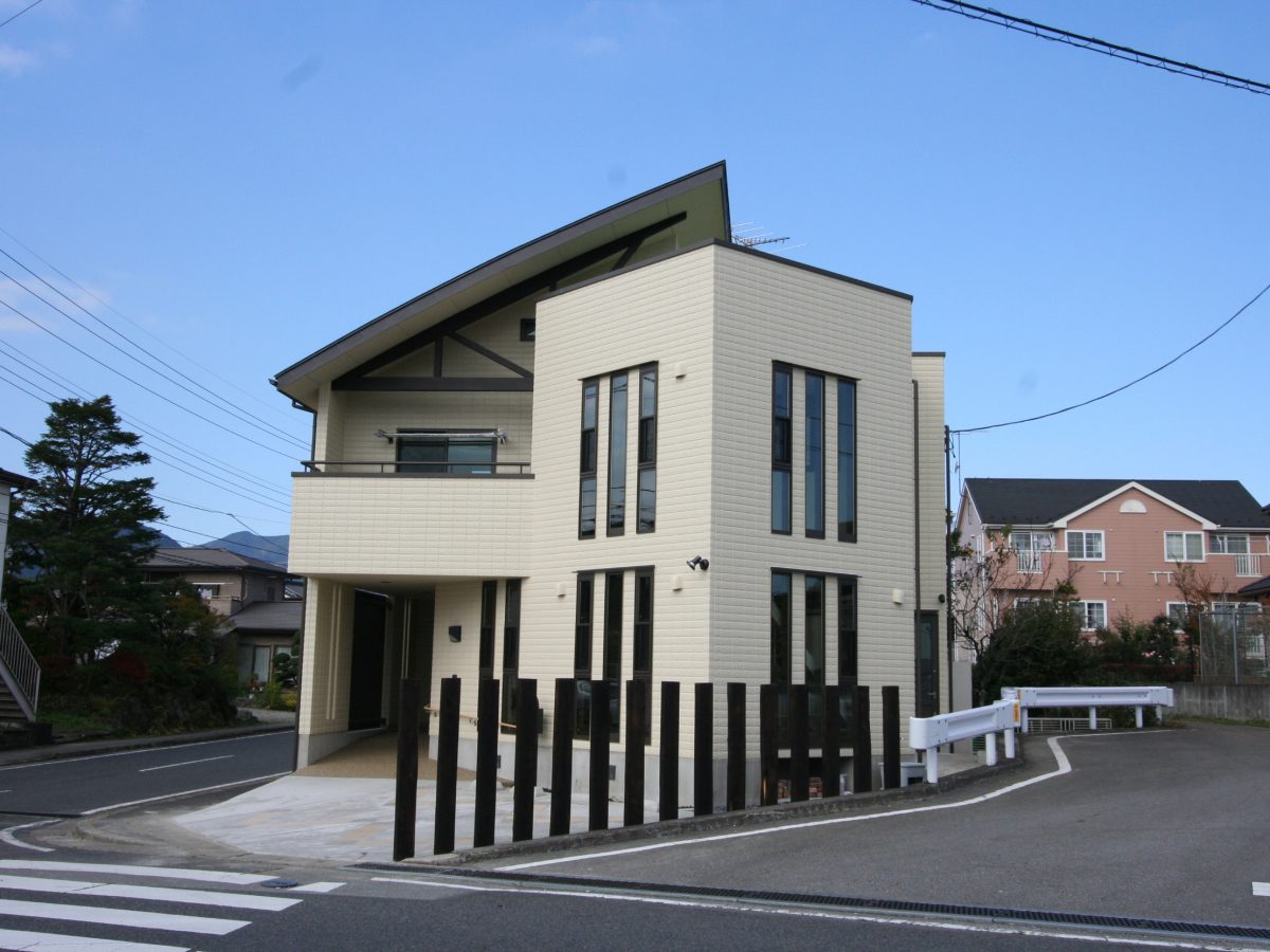 変形敷地に建つ家